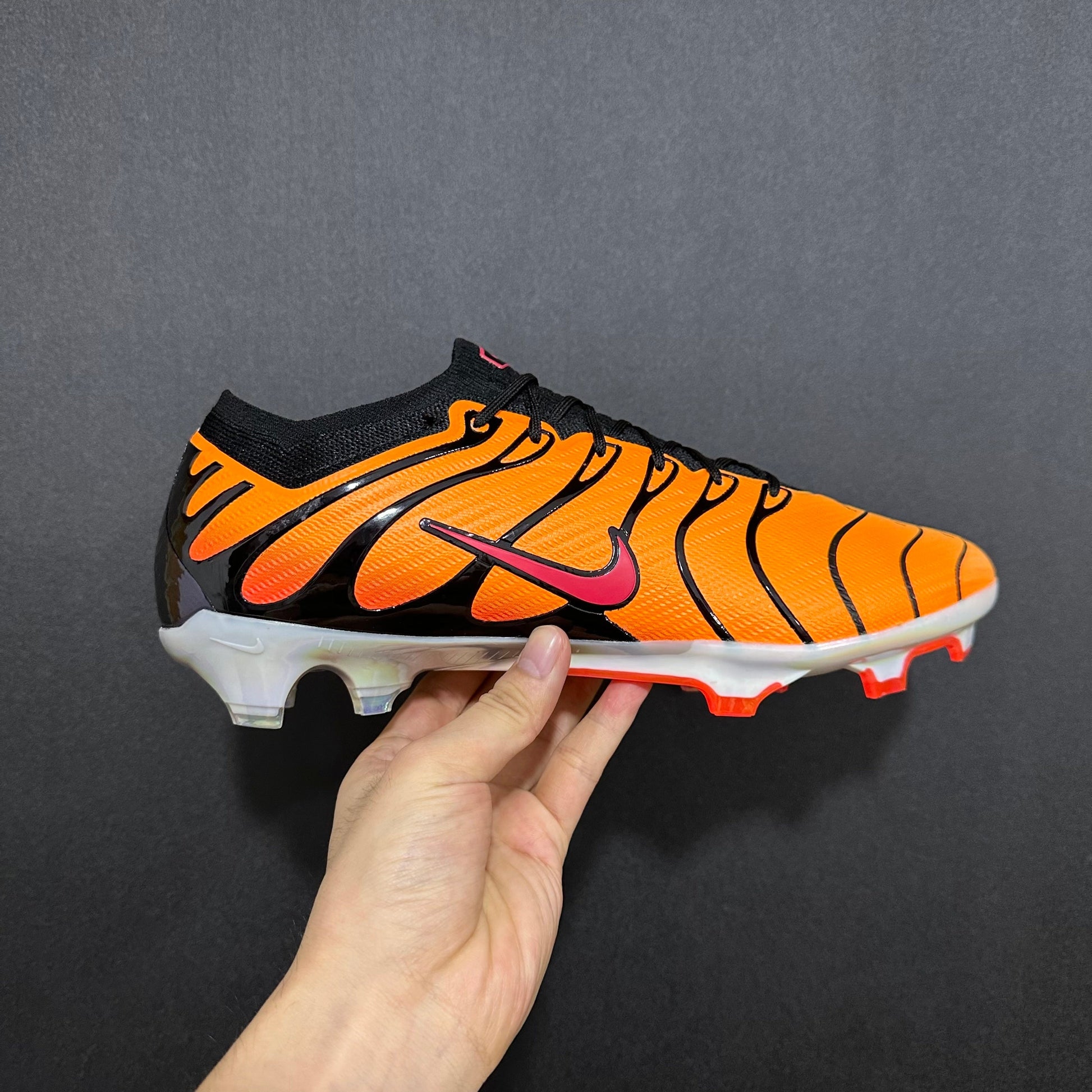 Nike Mercurial Vapor 15 Elite FG x Air Max Plus dans le coloris "Sunset".