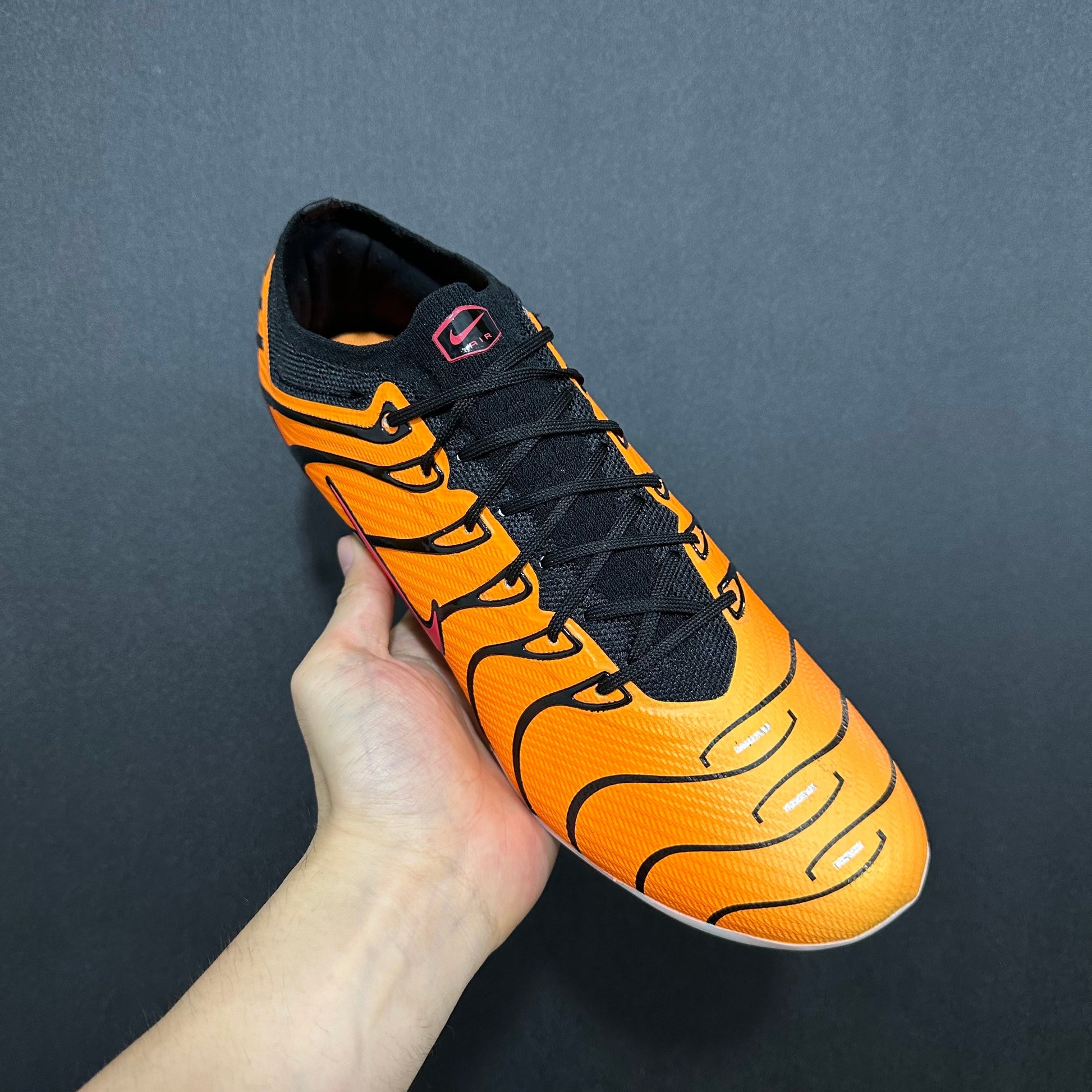 Nike Mercurial Vapor 15 Elite FG x Air Max Plus dans le coloris "Sunset".