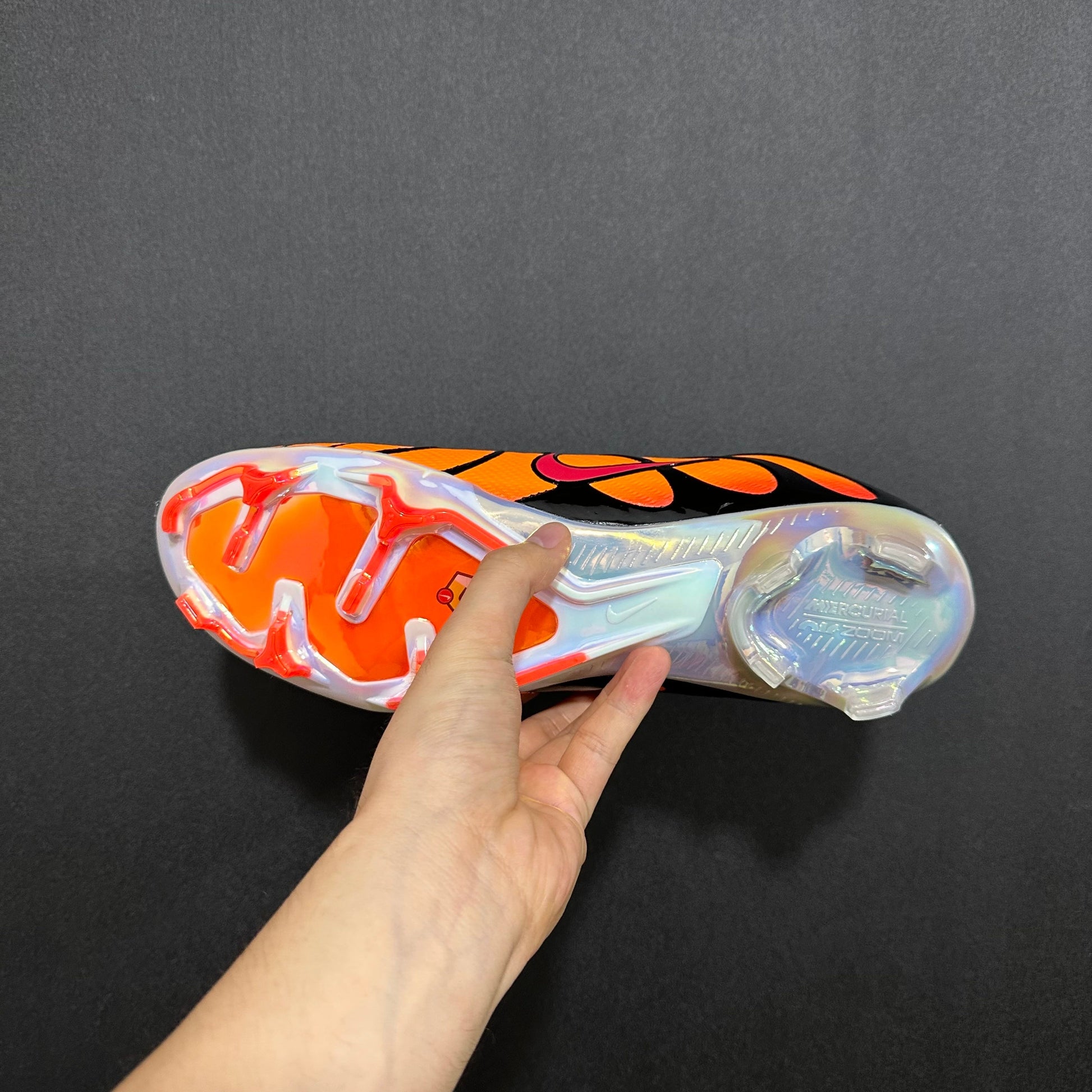 Nike Mercurial Vapor 15 Elite FG x Air Max Plus dans le coloris "Sunset".
